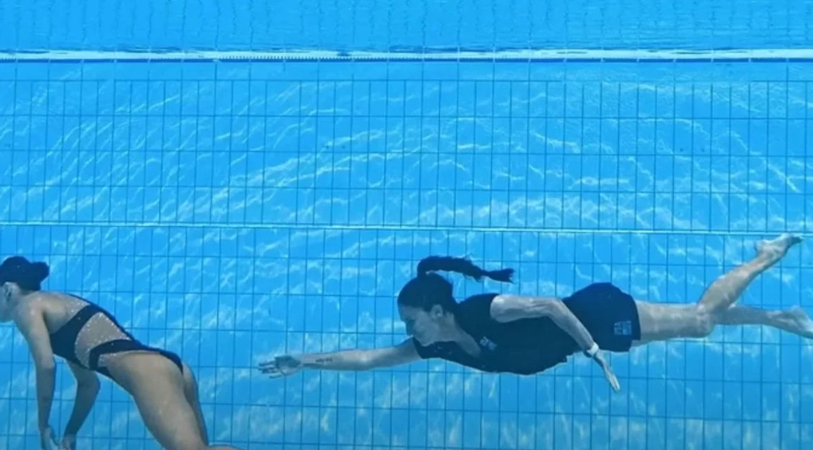 Η συγκλονιστική στιγμή της διάσωσης αθλήτριας υγρού στίβου που λιποθύμησε στο νερό [Βίντεο]