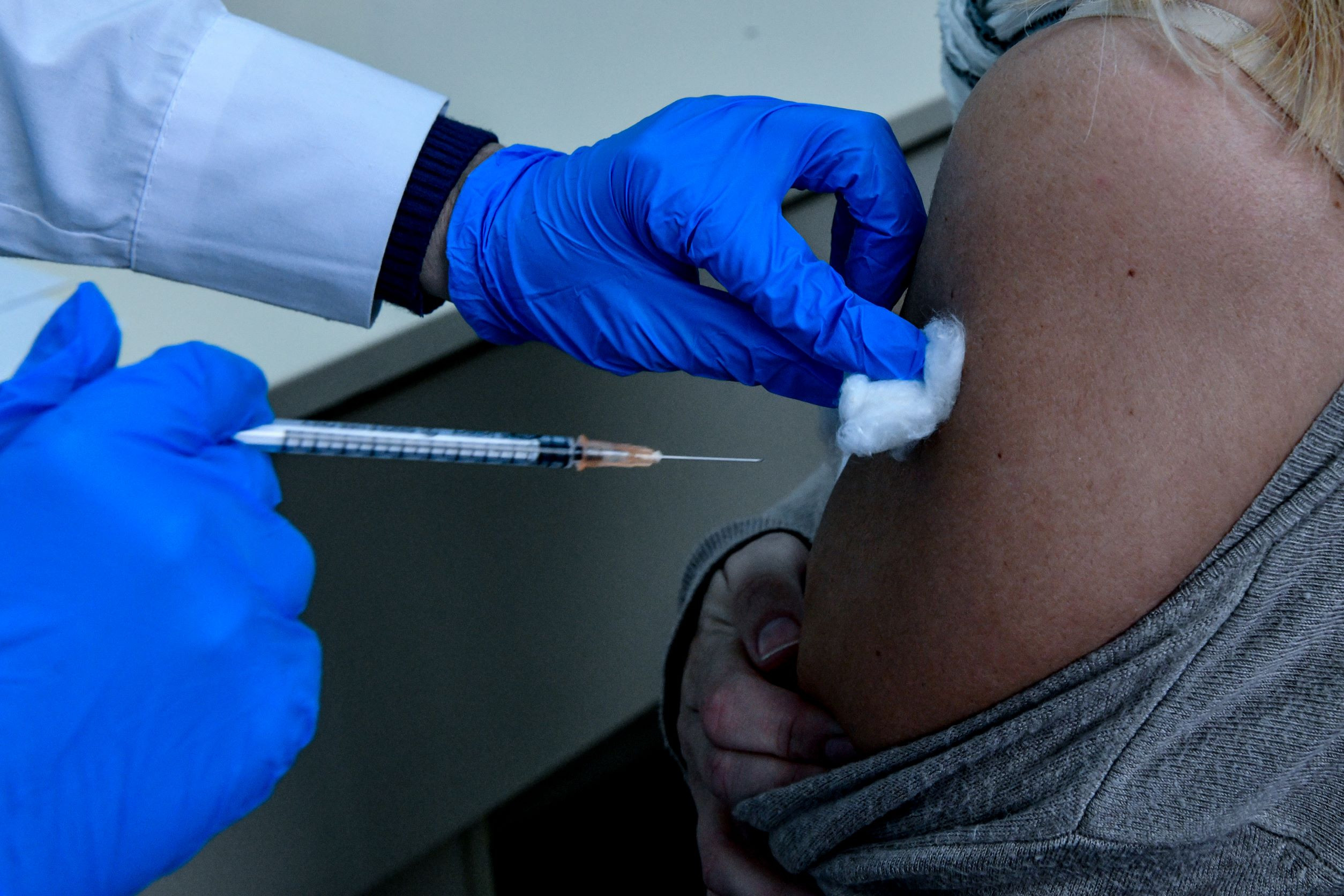 Κορονοϊός: Εισήγηση για 4η δόση εμβολίου στους άνω των 30 – Ισχυρή σύσταση στους άνω των 60