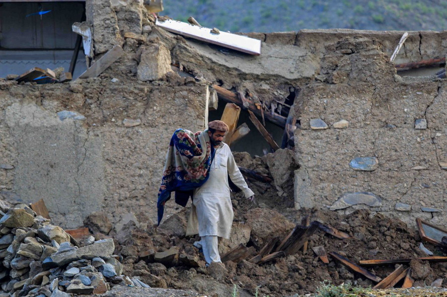 Τραγωδία στο Αφγανιστάν μετά τον σεισμό: Πολλά νεκρά παιδιά, λάσπες και συντρίμμια
