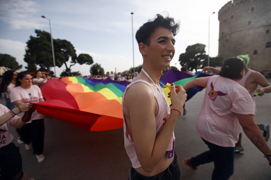 Μαζικό το 10ο Thessaloniki Pride: Γέμισαν οι δρόμοι χρώματα [ΦΩΤΟ + ΒΙΝΤΕΟ]