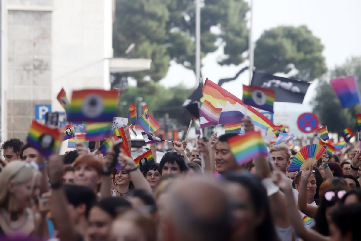 Thessaloniki Pride: Ανήλικοι ακροδεξιοί πέταξαν μπουκάλια και έκαψαν σημαιάκια [Βίντεο]