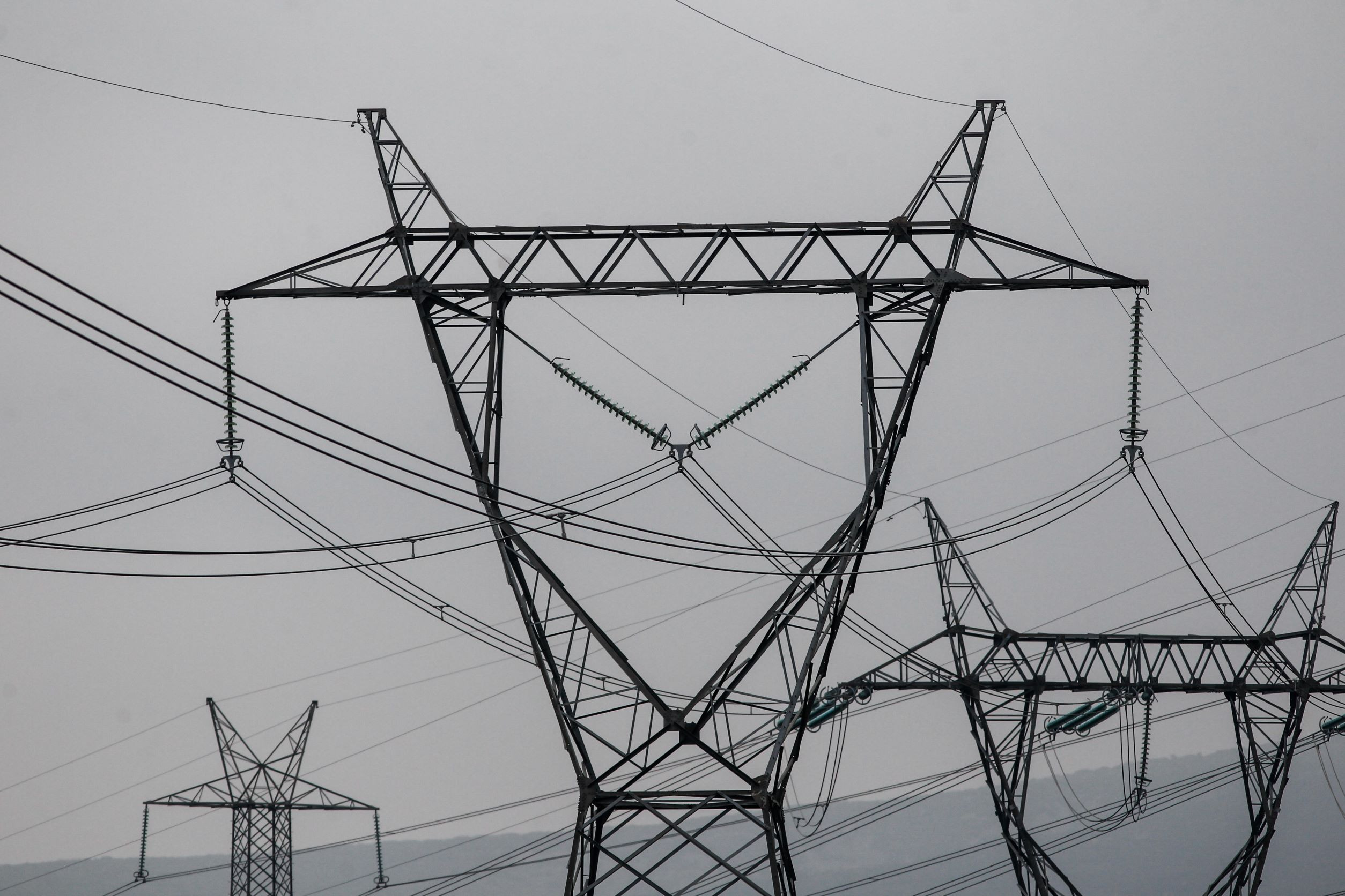 Στην Επιτροπή Ανταγωνισμού παραπέμπει η ΡΑΕ την αγορά ηλεκτρικής ενέργειας – Αιχμές κατά της κυβέρνησης