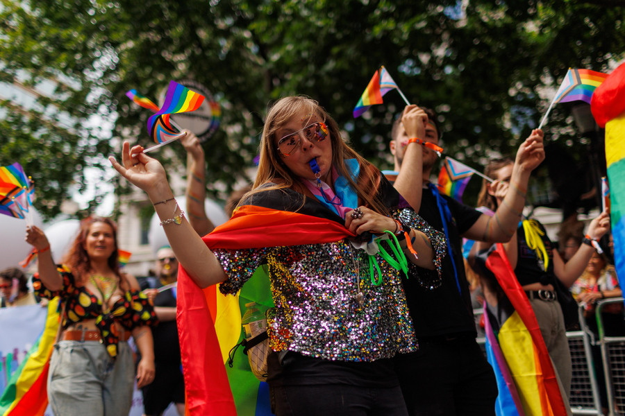 Η κοινότητα των ΛΟΑΤΚΙ γιορτάζει τα 50 χρόνια από το πρώτο Pride στο Λονδίνο [Βίντεο]