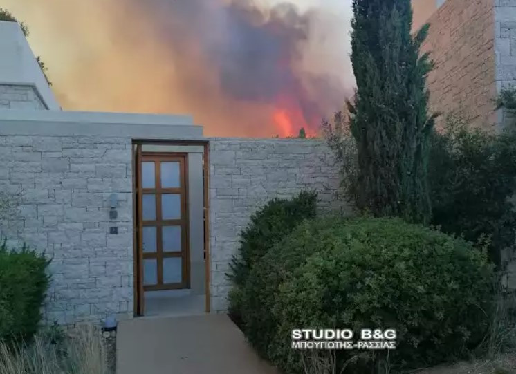 Μεγάλη πυρκαγιά στο Κρανίδι Αργολίδας – Στις φλόγες πολυτελές ξενοδοχείο [Βίντεο]