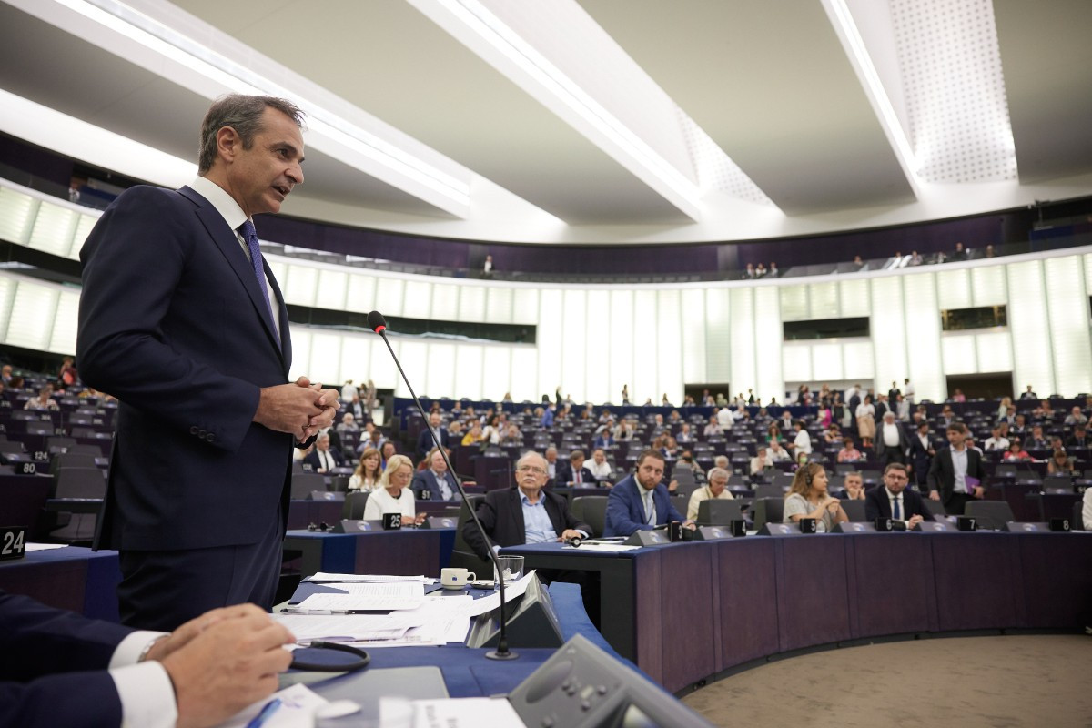 Πυρά κατά Μητσοτάκη στο Ευρωκοινοβούλιο για ελευθεροτυπία και Pushbacks