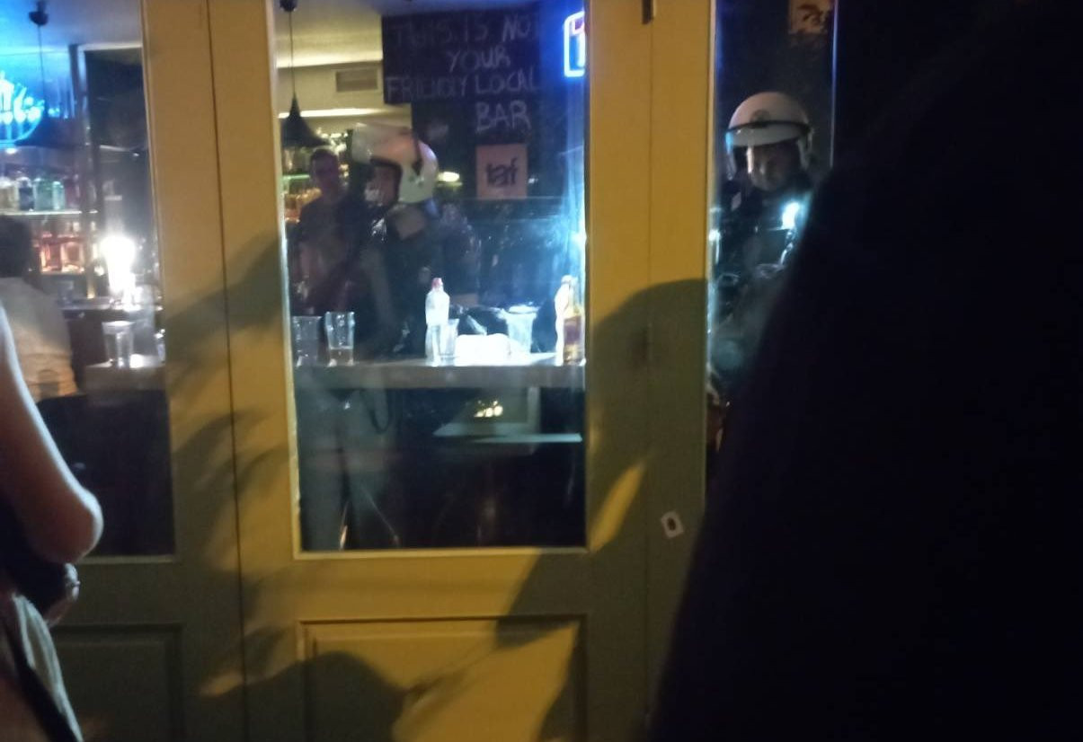 Νύχτα έντασης στα Εξάρχεια – Έφοδος αστυνομίας σε μπαρ και προσαγωγές [Βίντεο]