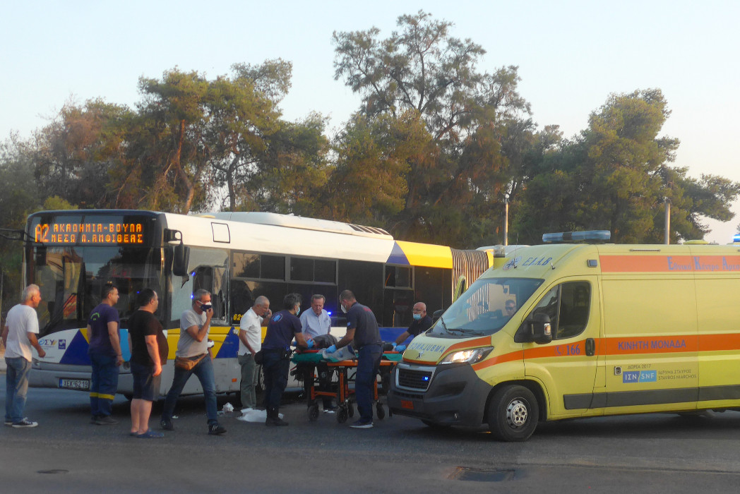 Λεωφορείο συγκρούστηκε με μηχανή στην παραλιακή – Δυο τραυματίες