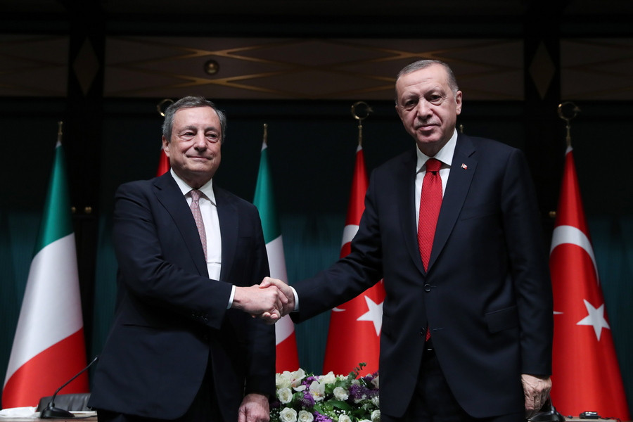 Πλήρης «αποκατάσταση» των σχέσεων Ιταλίας – Τουρκίας: Τι δήλωσαν Ντράγκι και Ερντογάν