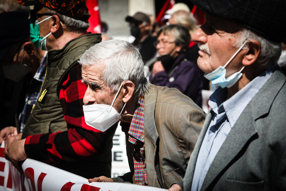Συνταξιούχοι κατά Μητσοτάκη: Φαρσοκωμωδία στη Βουλή, βάφτισαν τα «ψίχουλα» αυξήσεις