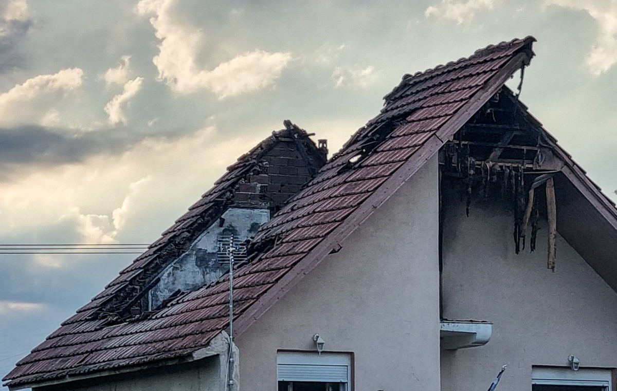 Λάρισα: Κεραυνός χτύπησε στέγη σπιτιού και προκάλεσε σοβαρές ζημιές [Βίντεο]