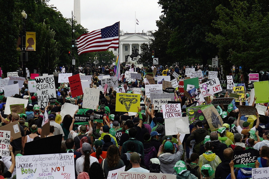 «Μπάιντεν, ξύπνα!» – Δεκάδες χιλιάδες διαδηλωτές έξω από τον Λευκό Οίκο για το δικαίωμα στην άμβλωση