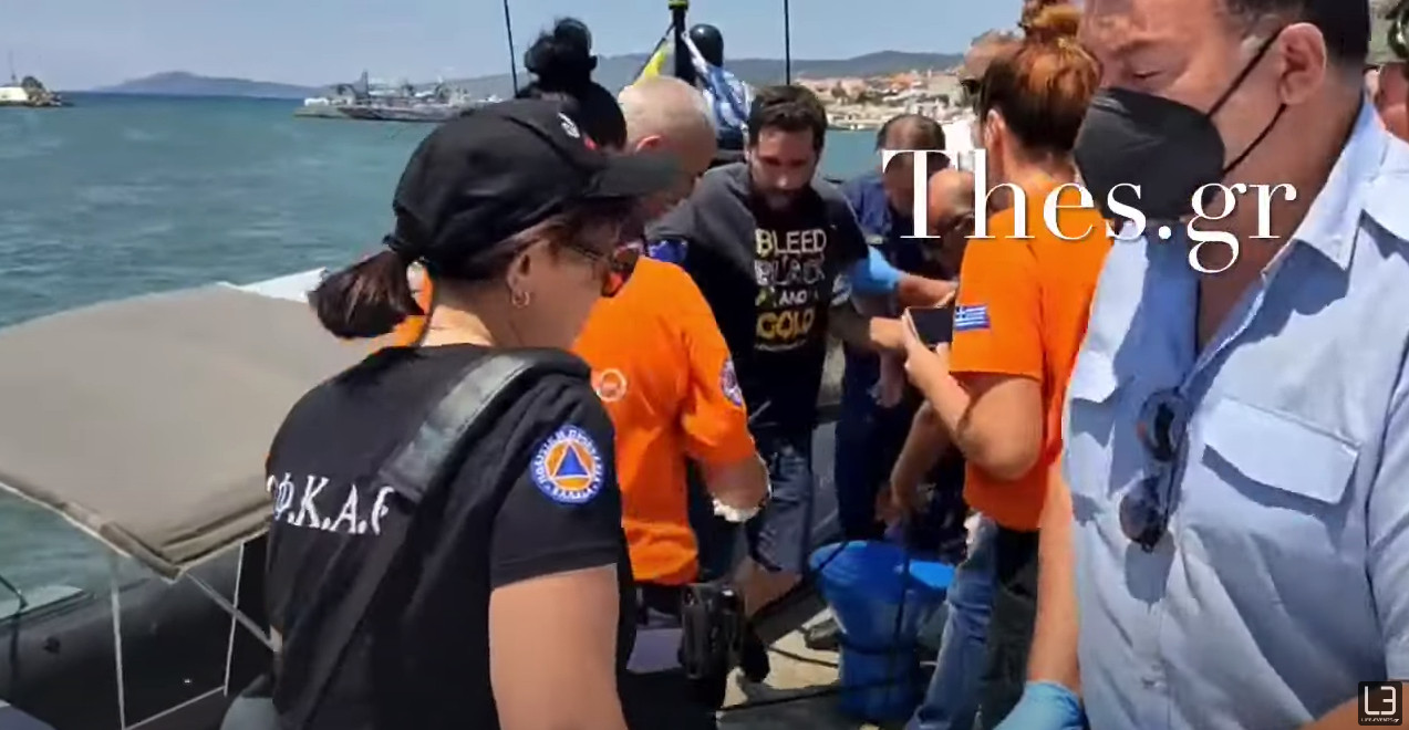 Χαλκιδική: Η στιγμή που ο 30χρονος πατάει στη στεριά μετά από 19 ώρες στη θάλασσα – Πώς κατάφερε να επιβιώσει  [Βίντεο]