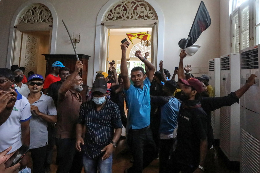 Σρι Λάνκα: Συνεχίζεται η κατάληψη στο προεδρικό μέγαρο – Ζητούν παραίτηση του προέδρου και του πρωθυπουργού