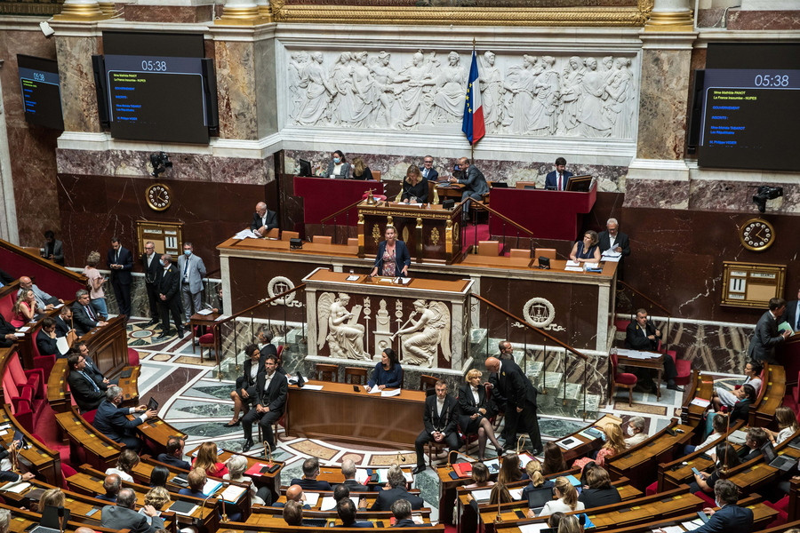 Γαλλία: Απορρίφθηκε η πρόταση μομφής κατά της κυβέρνησης Μπορν – Στη σκιά του Ubergate η συζήτηση