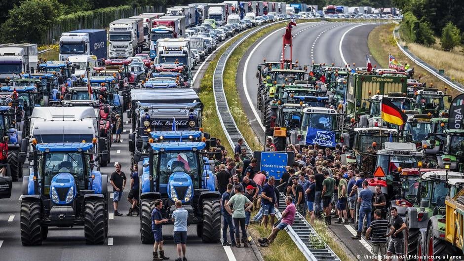 Μπλόκα Ολλανδών αγροτών στριμώχνουν την κυβέρνηση