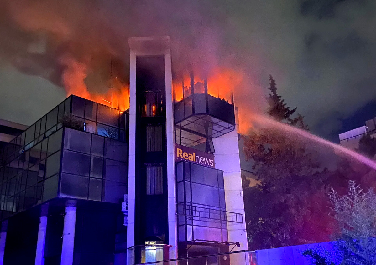 Φωτιά στις εγκαταστάσεις της Real News τα ξημερώματα