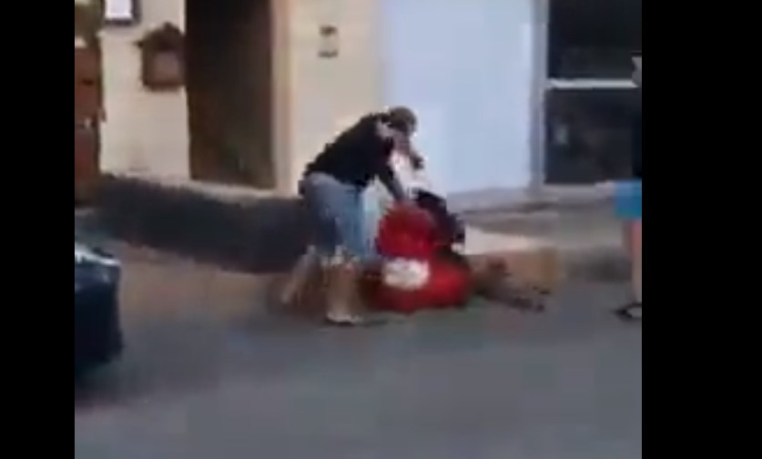 Άγρια ρατσιστική επίθεση στην Λάρνακα – Χτυπάει μητέρα με παιδί [Βίντεο – Σκληρές εικόνες]