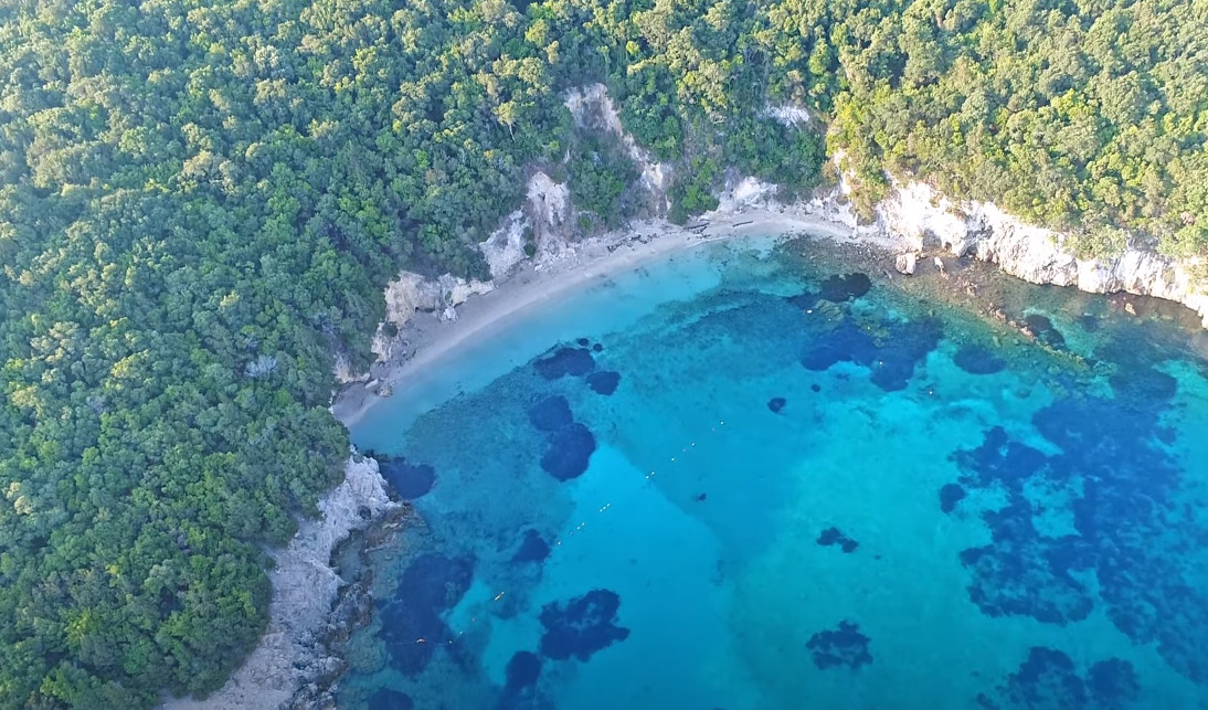 Παραλία Πισίνα / Εκεί που τα γαλάζια νερά συναντούν το πράσινο της φύσης [ΒΙΝΤΕΟ]