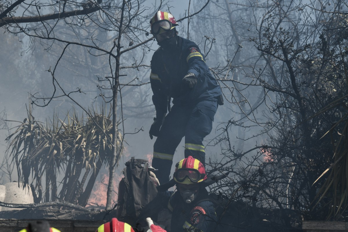 H εξέλιξη της πυρκαγιάς στην Πεντέλη μέσα από τον φωτογραφικό φακό