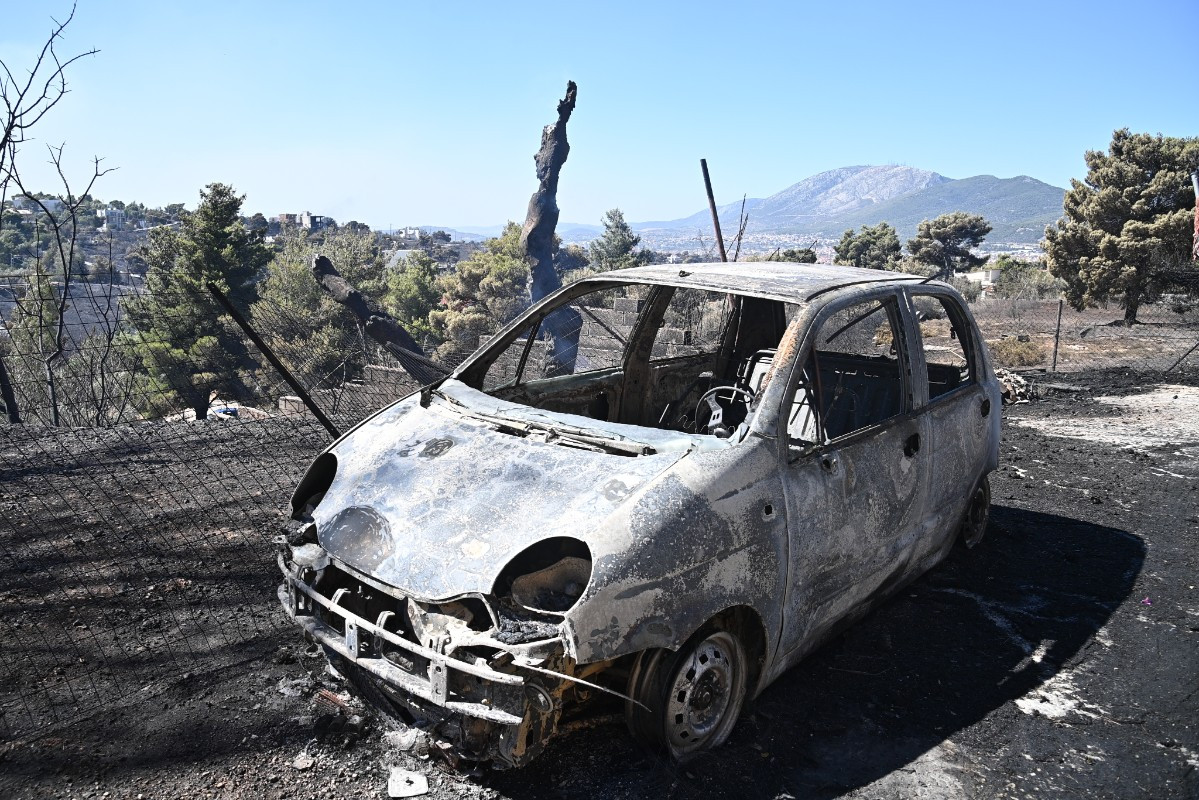 Φωτιά στην Πεντέλη: Καταστροφές σε σπίτια και οχήματα – Εικόνες απόγνωσης