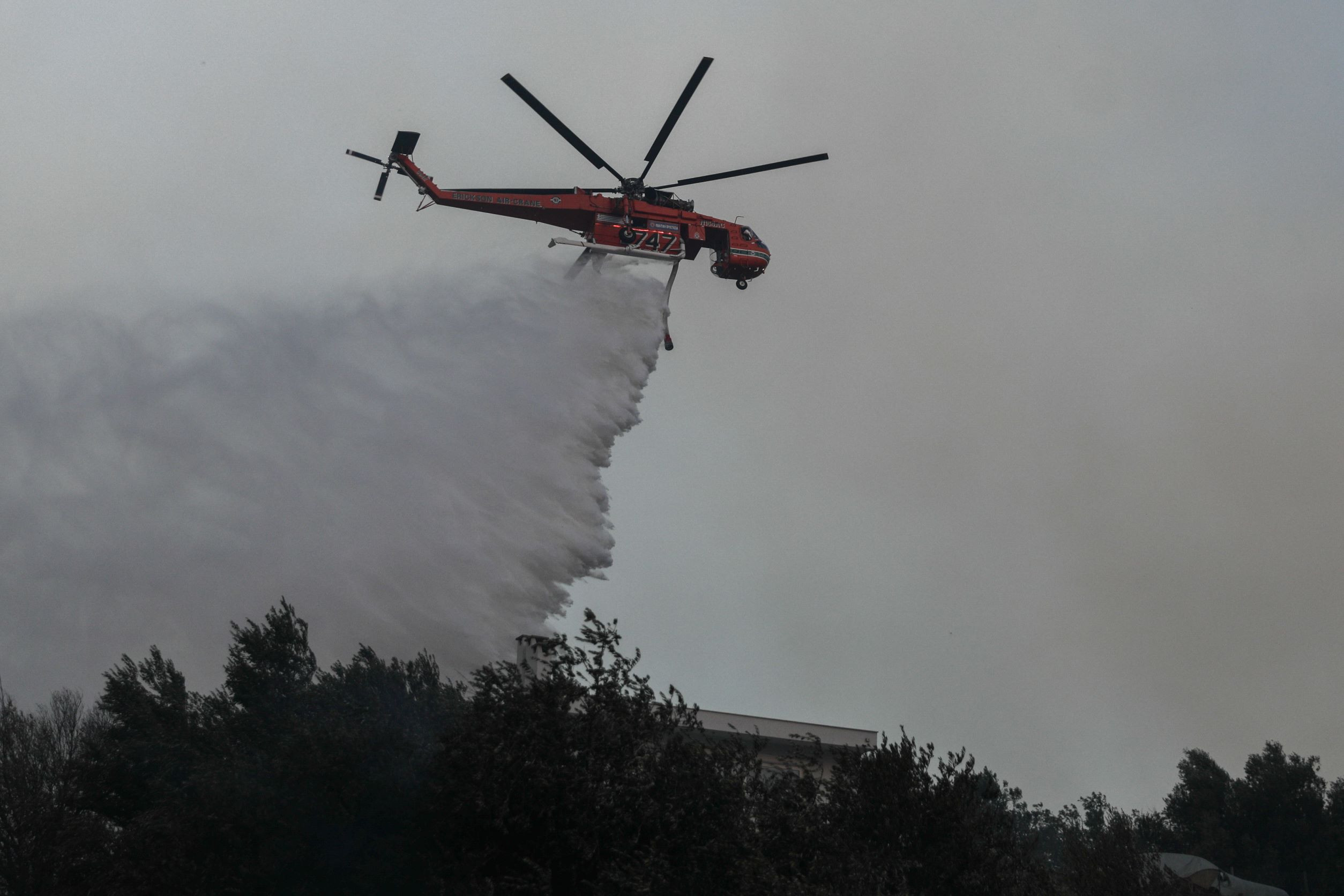 Φωτιά στα Μέγαρα: Αναγκαστική προσγείωση για ελικόπτερο