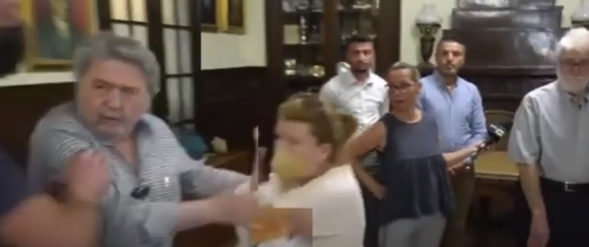 Ιωάννινα: Βία αντιδημάρχου σε βάρος απολυμένης καθαρίστριας [Βίντεο]