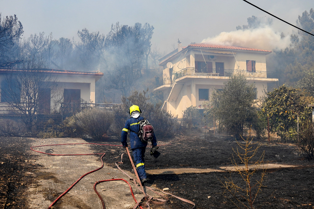 Φωτιά στη Λέσβο: Εκκενώθηκαν τα χωριά Βρίσα και Σταυρός