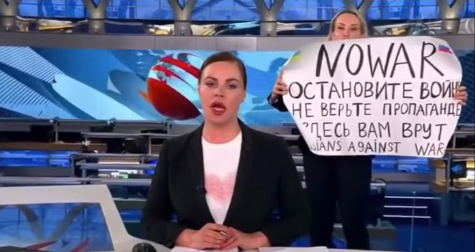 Ένοχη για «δυσφήμηση των ρωσικών ενόπλων δυνάμεων» κρίθηκε η δημοσιογράφος με το πανό