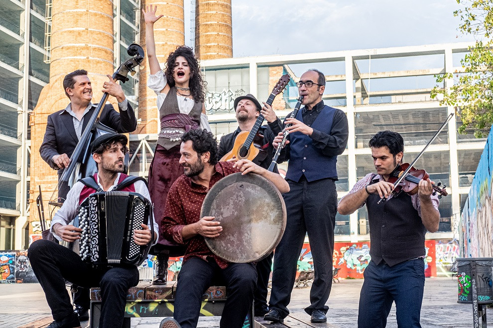 Έρχονται οι Barcelona Gipsy BalKan Orchestra: Μια «multi culti» ορχήστρα που σμίγει χώρες, κουλτούρες και λαούς