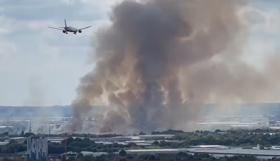 Μεγάλη φωτιά κοντά στο αεροδρόμιο Χίθροου στο Ηνωμένο Βασίλειο [Βίντεο]