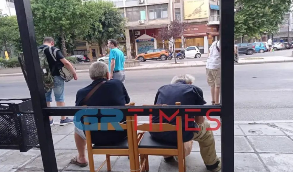 Θεσσαλονίκη: Έδεσαν καρέκλες σε στάση λεωφορείου – «Χρειάζεται υπουργική απόφαση για να μπει παγκάκι», λέει ο Δήμος
