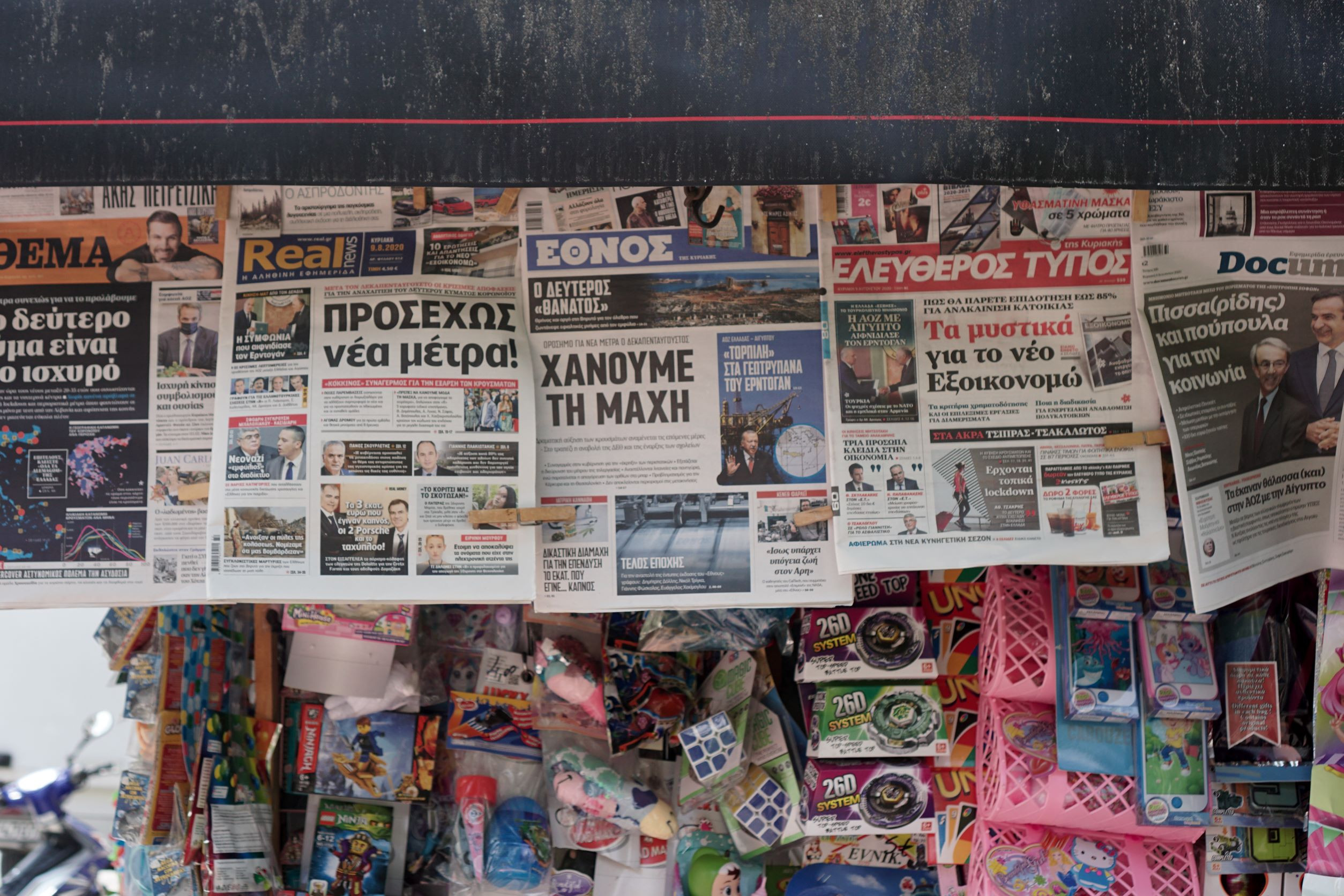 Politico: Επικίνδυνο το τοπίο για τους δημοσιογράφους στην Ελλάδα