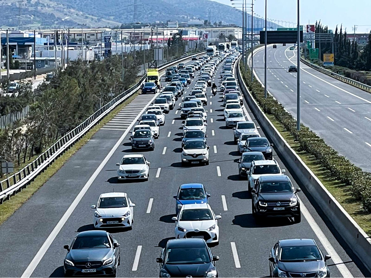 Σε πλήρη εξέλιξη τα έκτακτα μέτρα της Τροχαίας λόγω της εξόδου των εκδρομέων από την Αθήνα