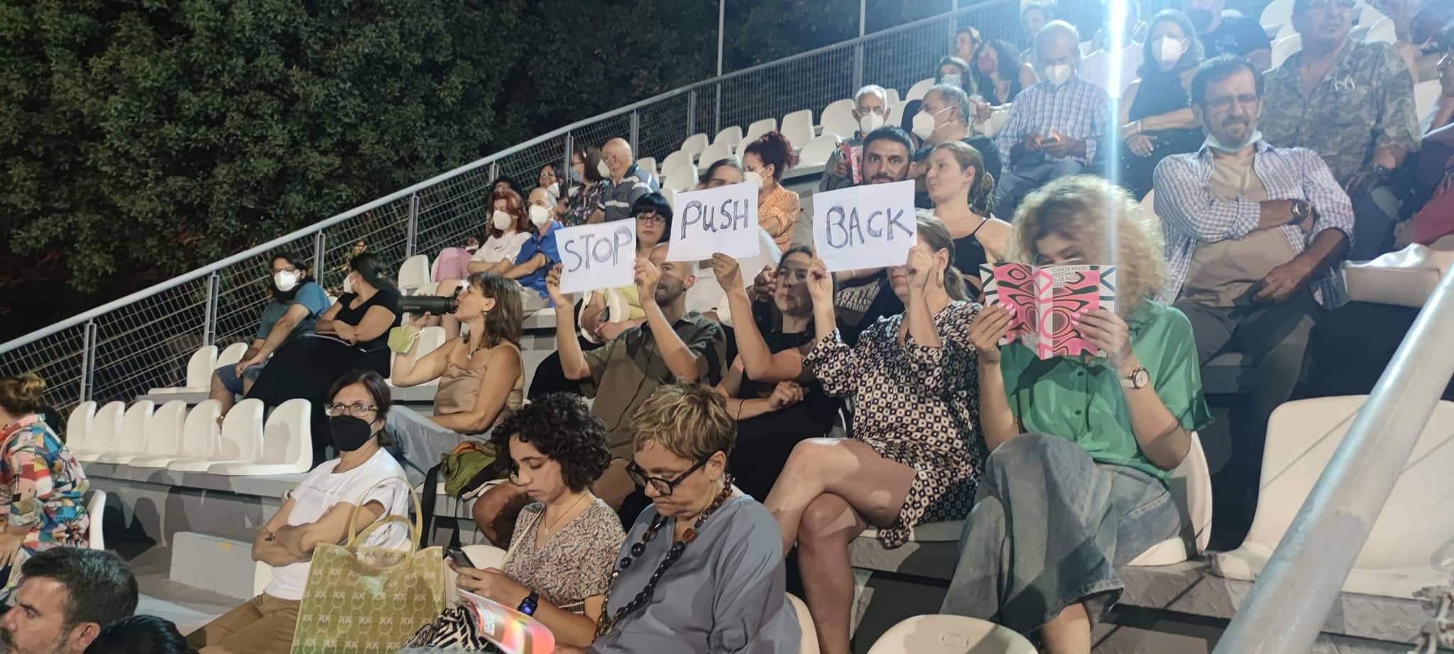 Χίος: Αποδοκιμασίες για Μηταράκη σε συναυλία της Φαραντούρη – «Stop push back»