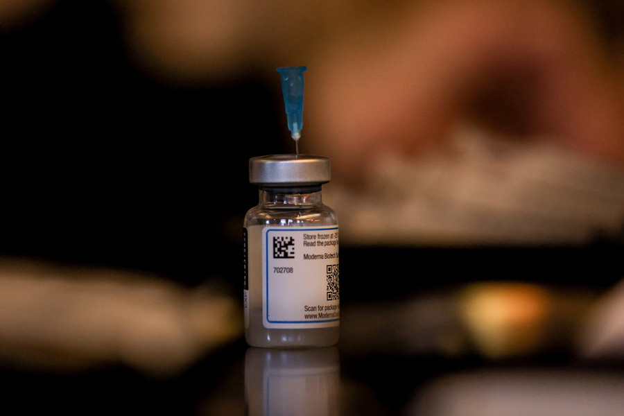 Κορονοϊός: Εγκρίθηκε για πρώτη φορά το διπλό εμβόλιο της Moderna από την Βρετανία