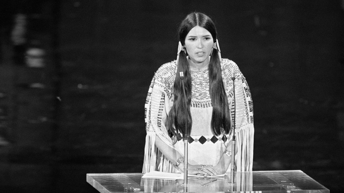 Τα Όσκαρ απολογούνται στην ιθαγενή αμερικάνα ηθοποιό που αρνήθηκε το βραβείο εκ μέρους του Μάρλον Μπράντο