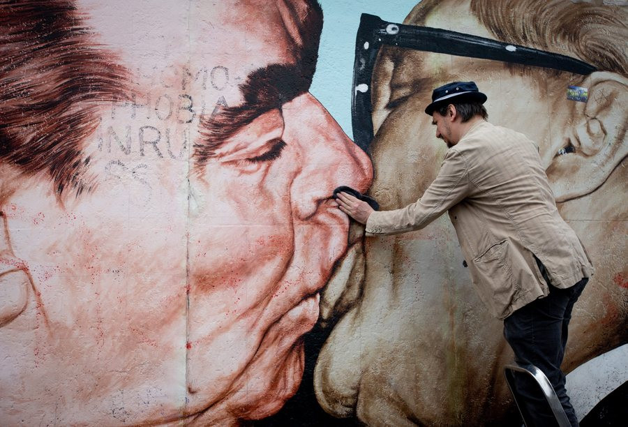 Πέθανε ο δημιουργός του διάσημου γκράφιτι με το φιλί Μπρέζνιεφ – Χόνεκερ, Ντμίτρι Βρούμπελ