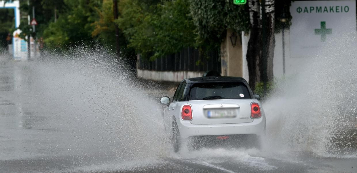 Πλημμύρισαν δρόμοι από την ισχυρή βροχόπτωση στην Αθήνα –  Η πρόγνωση του καιρού για αύριο Τετάρτη
