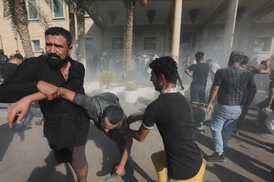 Στα πρόθυρα εμφυλίου το Ιράκ: Δεκἀδες νεκροί, εκατοντάδες τραυματίες και χάος στη Βαγδάτη [Βίντεο]