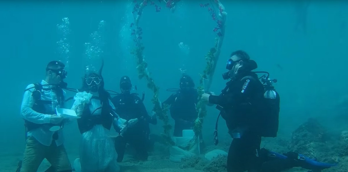 Αλόννησος: Τελέστηκε ο πρώτος οργανωμένος υποβρύχιος πολιτικός γάμος [Βίντεο]