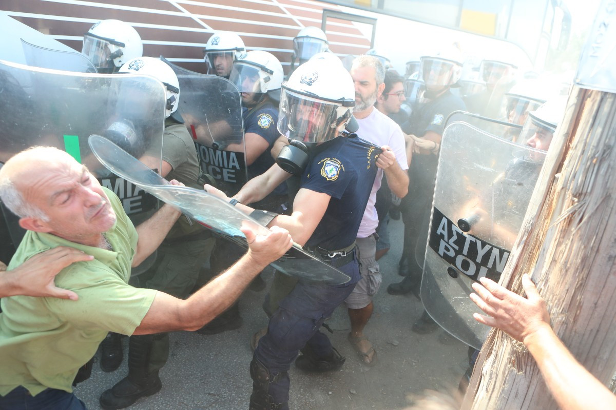 Θεσσαλονίκη: Επίθεση των ΜΑΤ στους απεργούς της Μαλαματίνας – Παρόντες και βουλευτές [Βίντεο