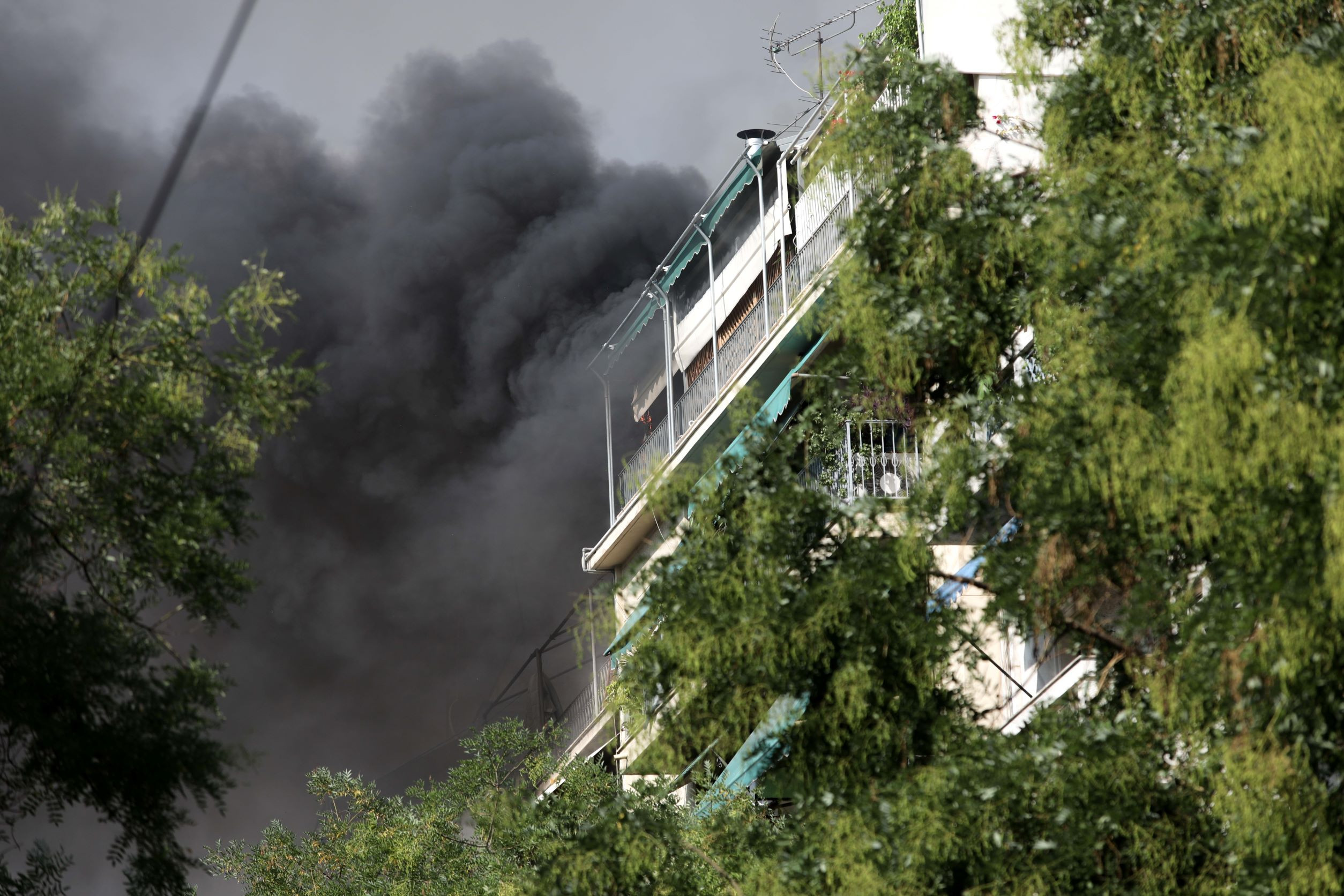 Πυρκαγιά σε κατάστημα στην Αχαρνών με τραυματία – Συνεχείς εκρήξεις