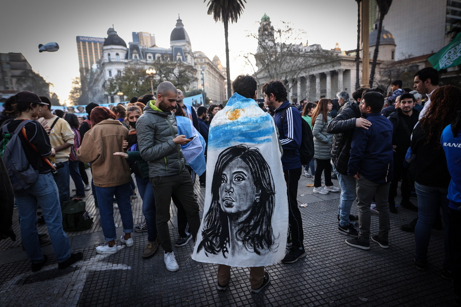 Αργεντινή: Μαζική διαδήλωση συμπαράστασης στην Κριστίνα Κίρχνερ μετά την απόπειρα δολοφονίας εις βάρος της