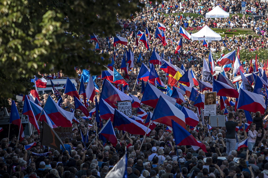 Τσεχία: Δεκάδες χιλιάδες διαδηλωτές κατά της κυβέρνησης, της ΕΕ και του ΝΑΤΟ