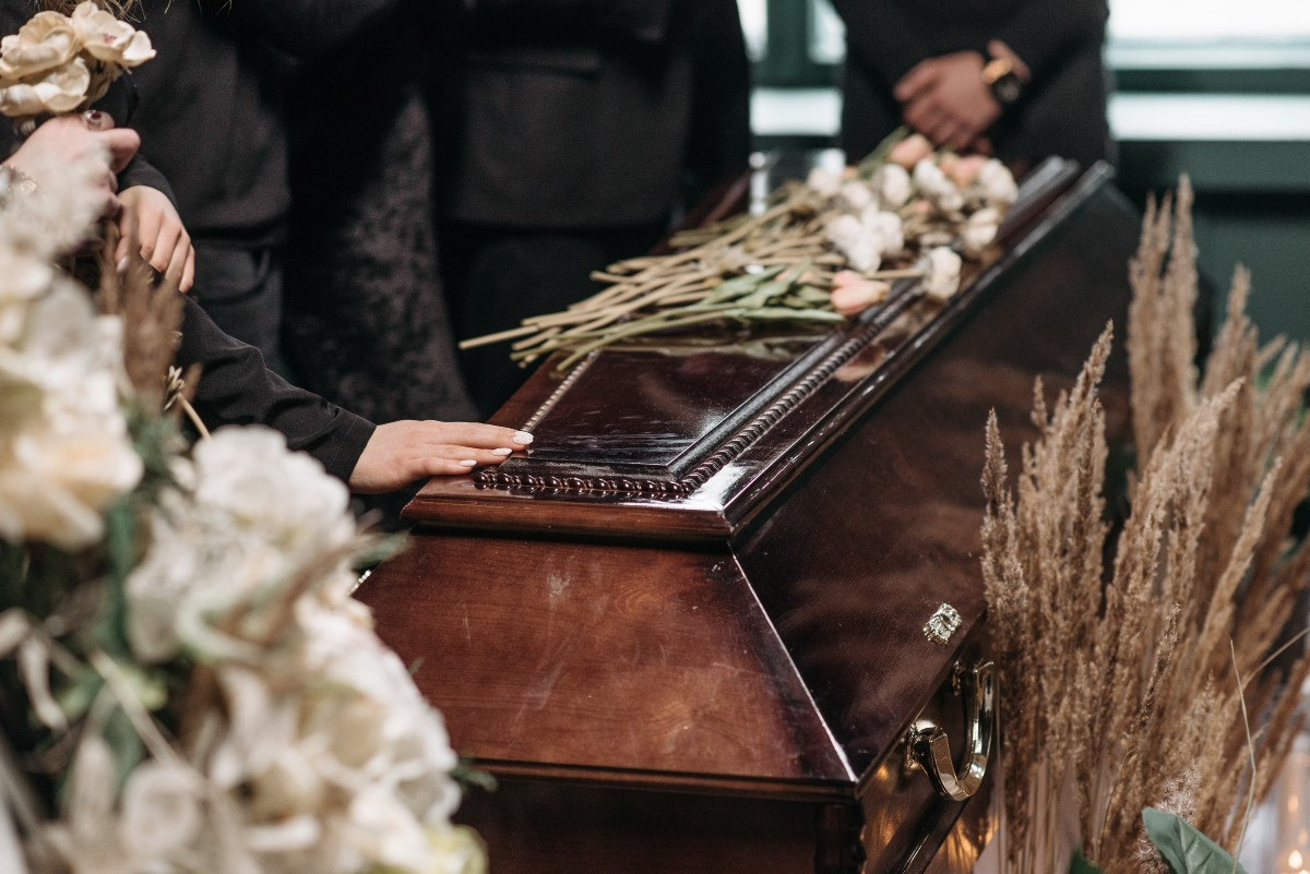 Αίγιο: Πολιτική κηδεία έγινε σε κυλικείο λόγω άρνησης του ιερέα να γίνει στο Κοιμητήριο