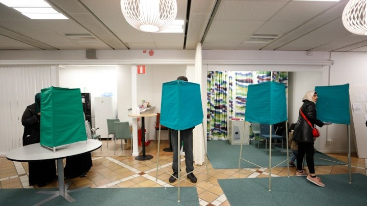 Στις κάλπες οι Σουηδοί, σε μια αμφίρροπη εκλογική μάχη