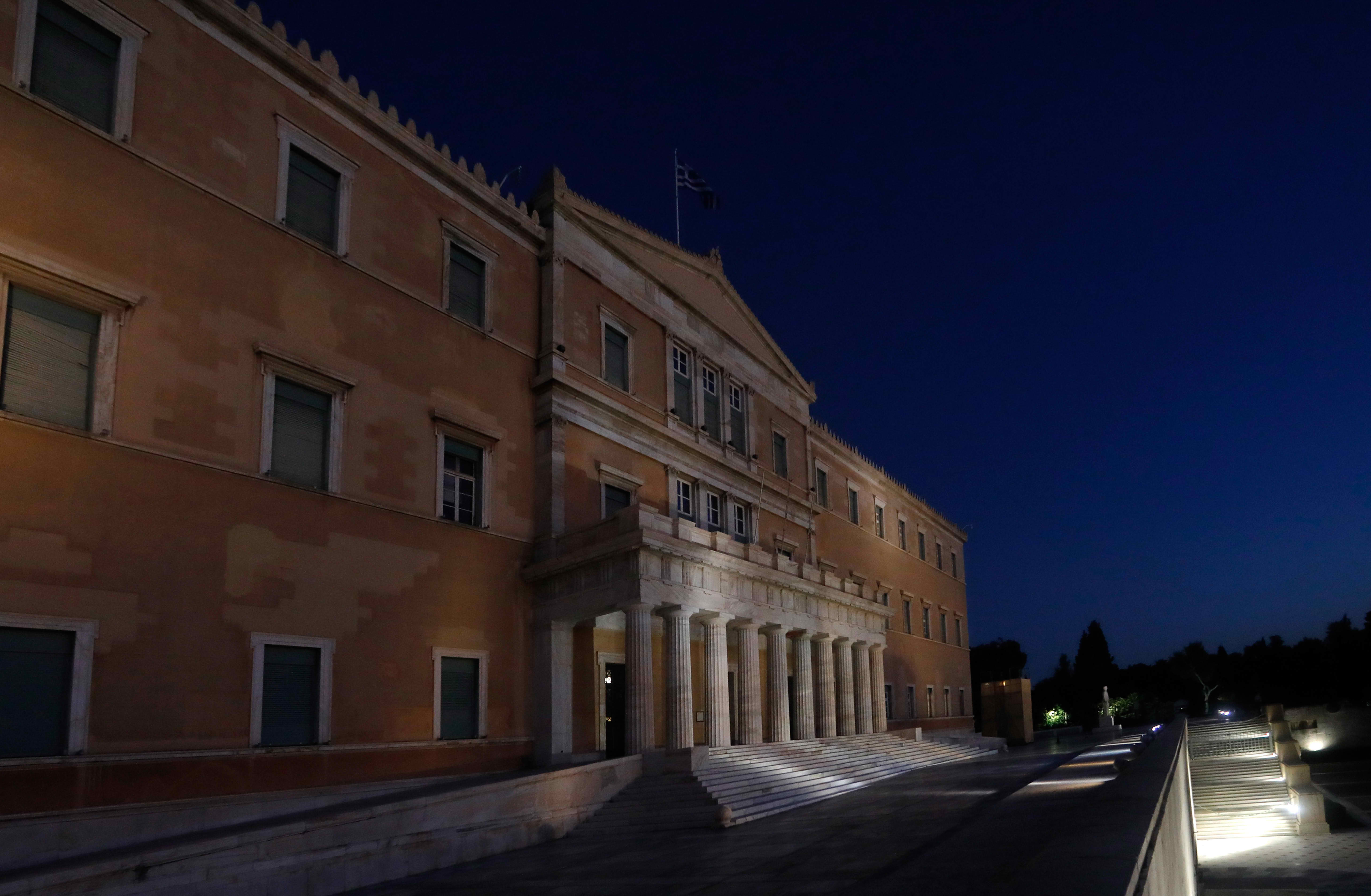 Σβήνει τα φώτα η Βουλή για οικονομία