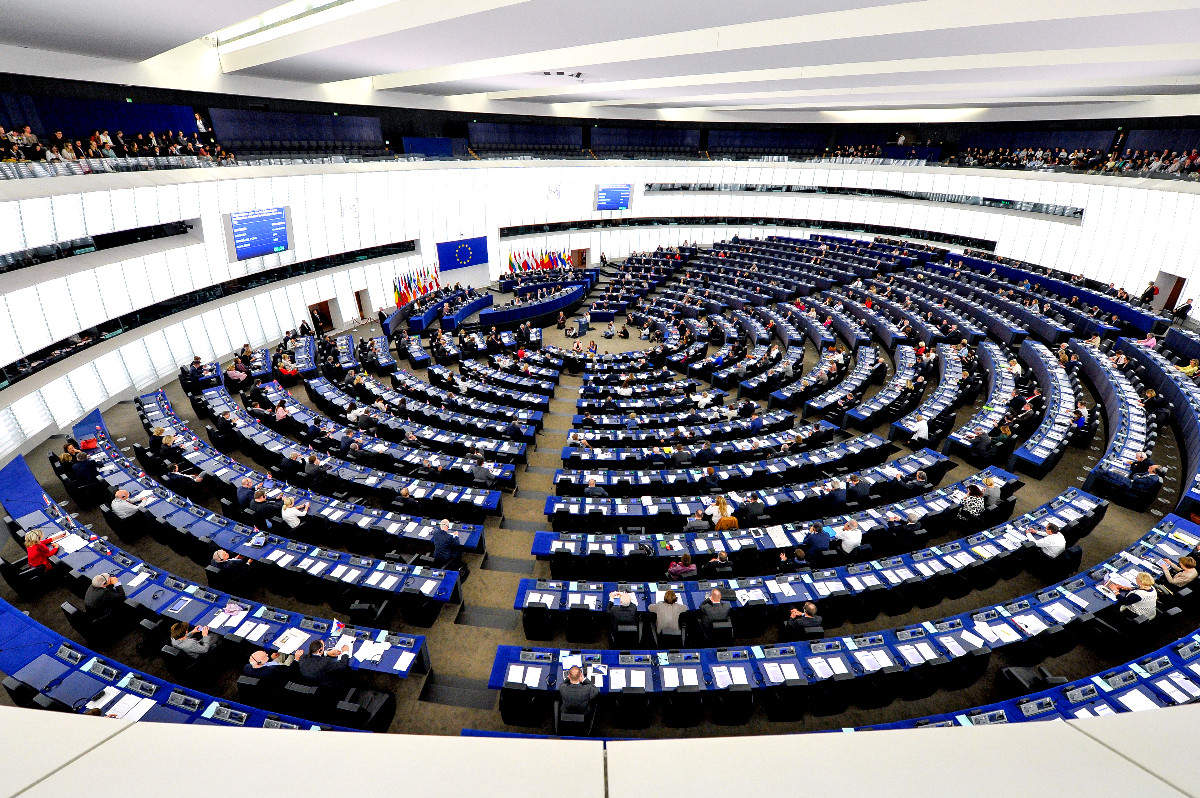 Σφυροκόπημα στο ευρωκοινοβούλιο για παρακολουθήσεις – «Η κυβέρνηση πρέπει να αποδείξει τους λόγους», δήλωσε ο Επίτροπος Δικαιοσύνης