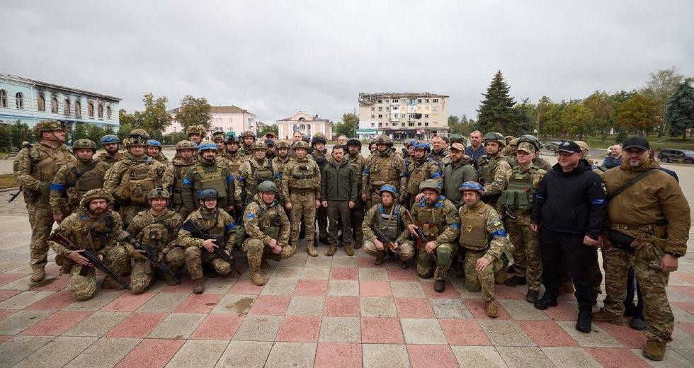Μήνυμα νίκης από τον Ζελένσκι από τις περιοχές που ανακατέλαβε ο ουκρανικός στρατός