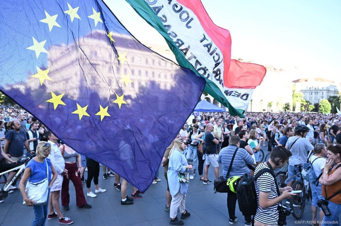«Υβριδικό καθεστώς» χαρακτηρίζει την Ουγγαρία η Ευρωβουλή – «Να μην της δοθούν τα κονδύλια ανάκαμψης»